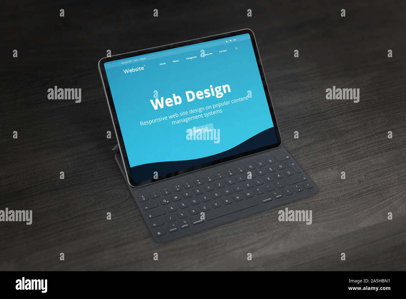 Web Design Studio Promo Website auf Tablet PC mit Tastatur auf dem Schreibtisch. Reaktionsschnelle web design promotion Konzept. Stockfoto