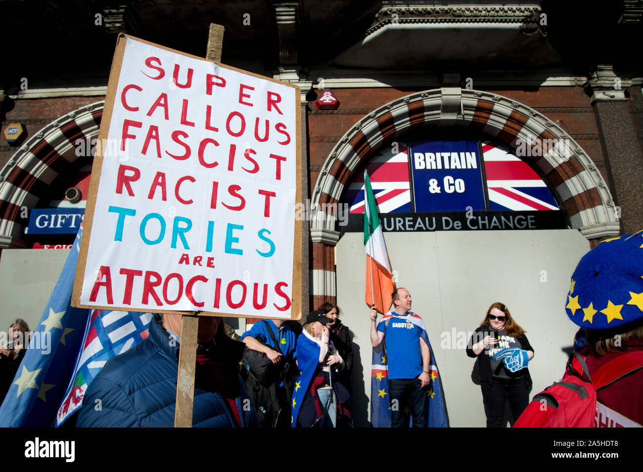 Letzte Wort anti Brexit März 19. Oktober 2019. Eine Demonstrantin Spaziergänge vor einem Geentert, Geldwechsel namens "Großbritannien und Co". Stockfoto