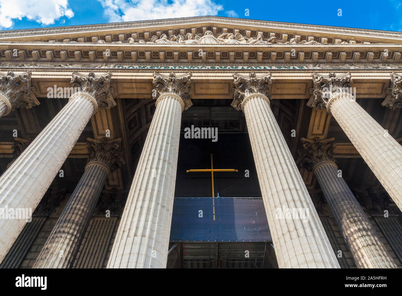 Niedrig - Engel schoss der Römisch-katholischen Kirche La Madeleine in Paris. Die beeindruckenden Säulen sind dabei die skulpturalen Giebel zeigt die letzten ... Stockfoto