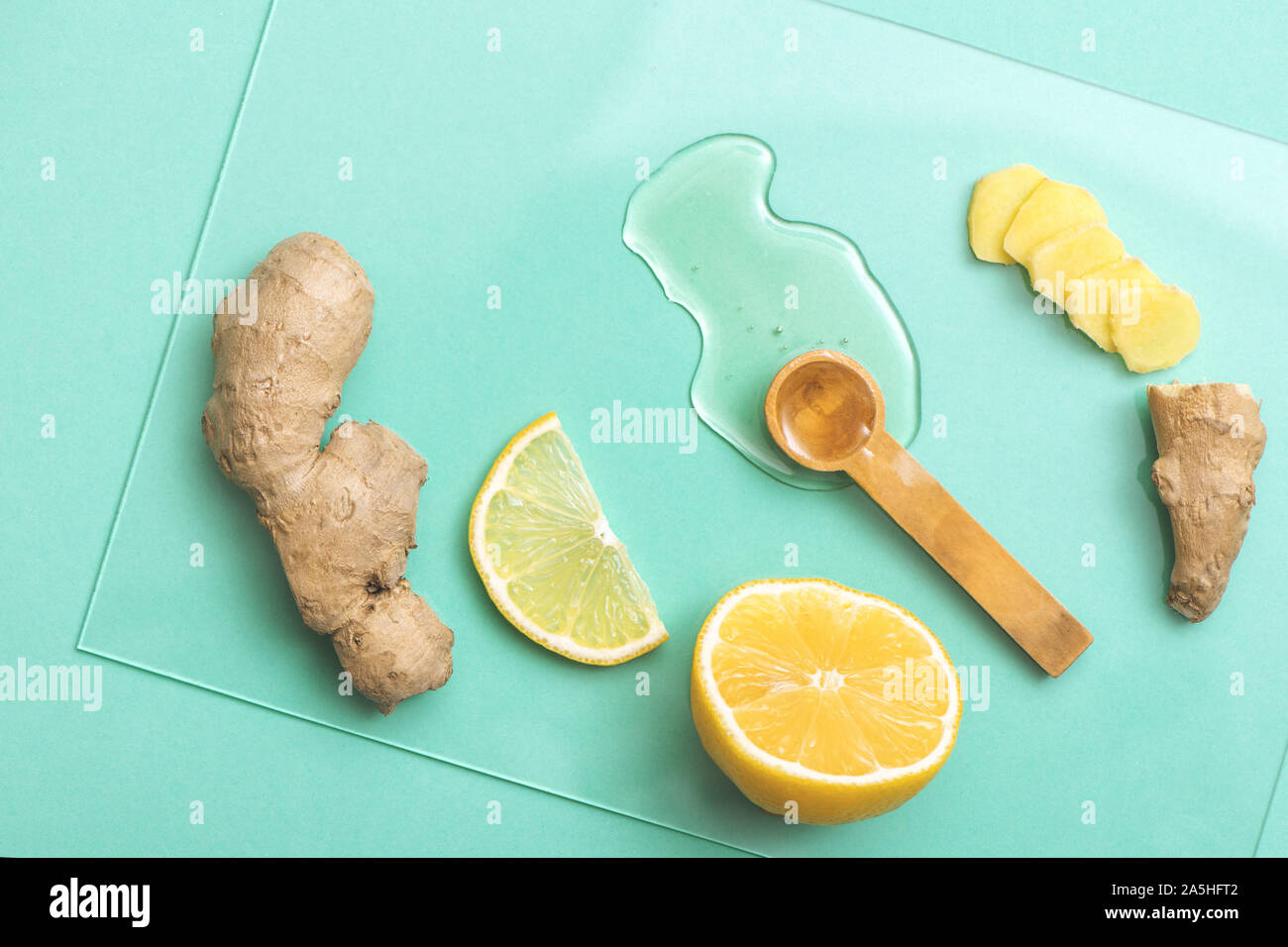 Honig, Zitrone und Ingwer auf Türkisfarbenem Hintergrund. Natürliche Medizin Konzept. Stockfoto