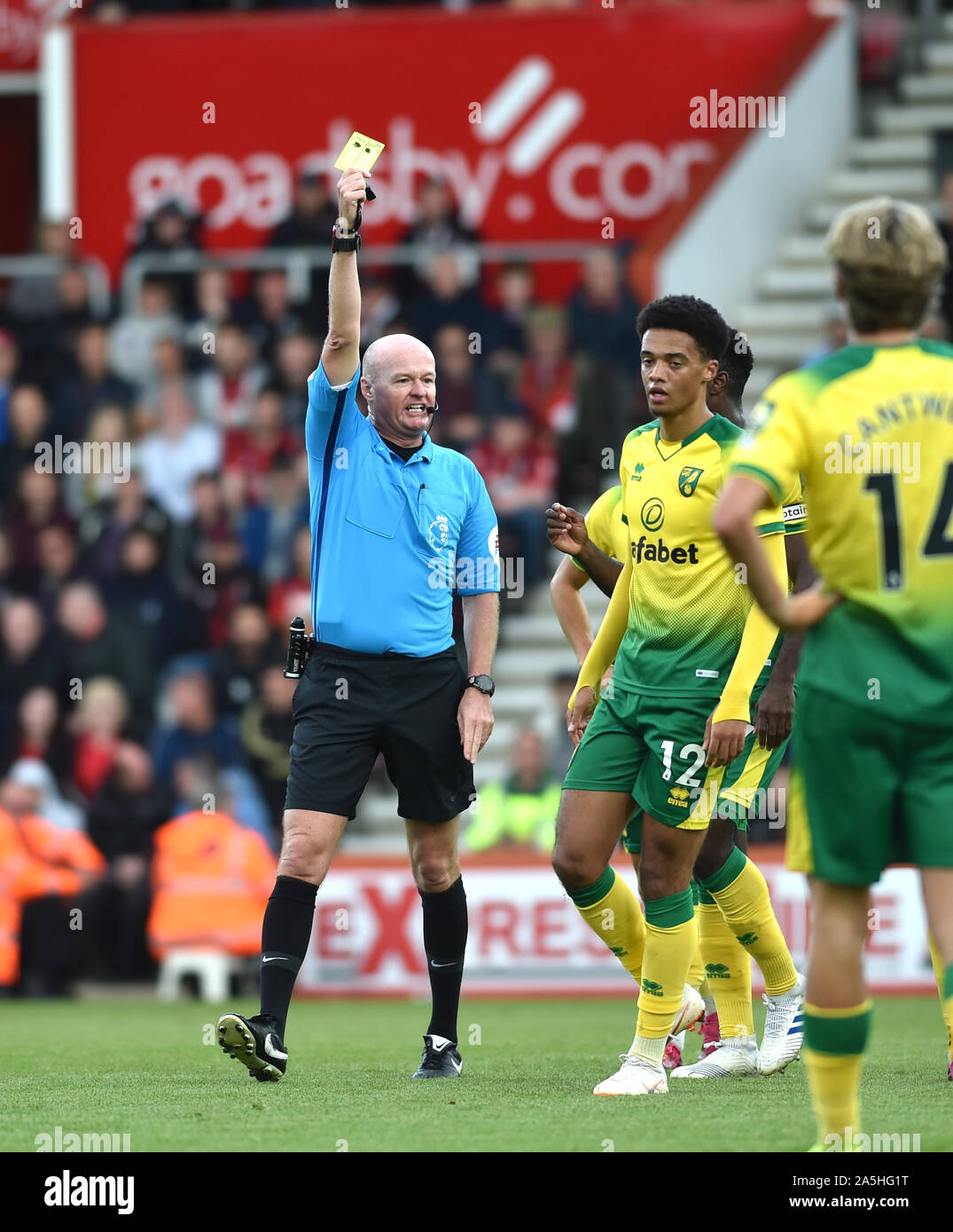 Schiedsrichter Lee Morris zeigt Jamal Lewis von Norwich eine gelbe Karte während des Spiels der Premier League zwischen AFC Bournemouth und Norwich City im Vitality Stadium , Bournemouth , 19.-2019. - Nur redaktionelle Verwendung. Kein Merchandising. Für Fußballbilder gelten Einschränkungen für FA und Premier League. Keine Nutzung von Internet/Mobilgeräten ohne FAPL-Lizenz. Weitere Informationen erhalten Sie von Football Dataco Stockfoto