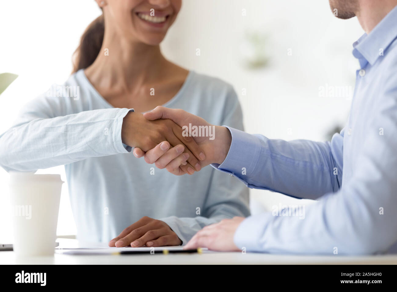 Close up lächelnde Frau Hände schütteln mit selbstbewussten männlichen Partner. Stockfoto