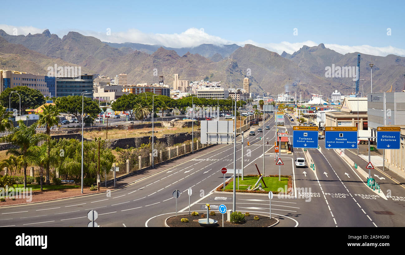 Santa Cruz de Tenerife, Spanien - 29. April 2019: Panoramablick über die Stadt an einem sonnigen Tag. Stockfoto