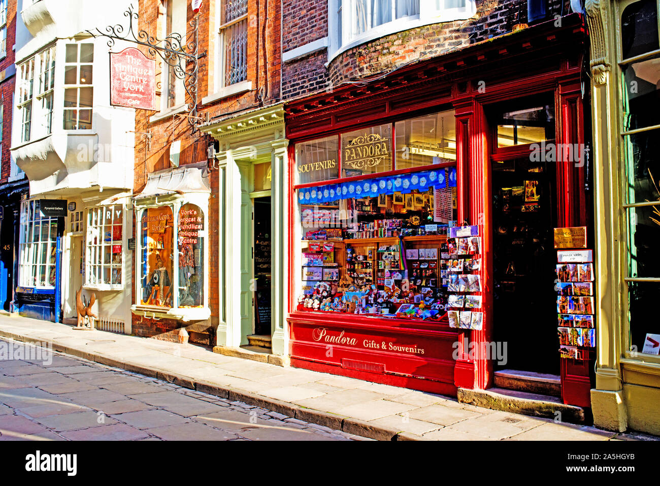 Geschäfte im Stonegate, York, England Stockfoto