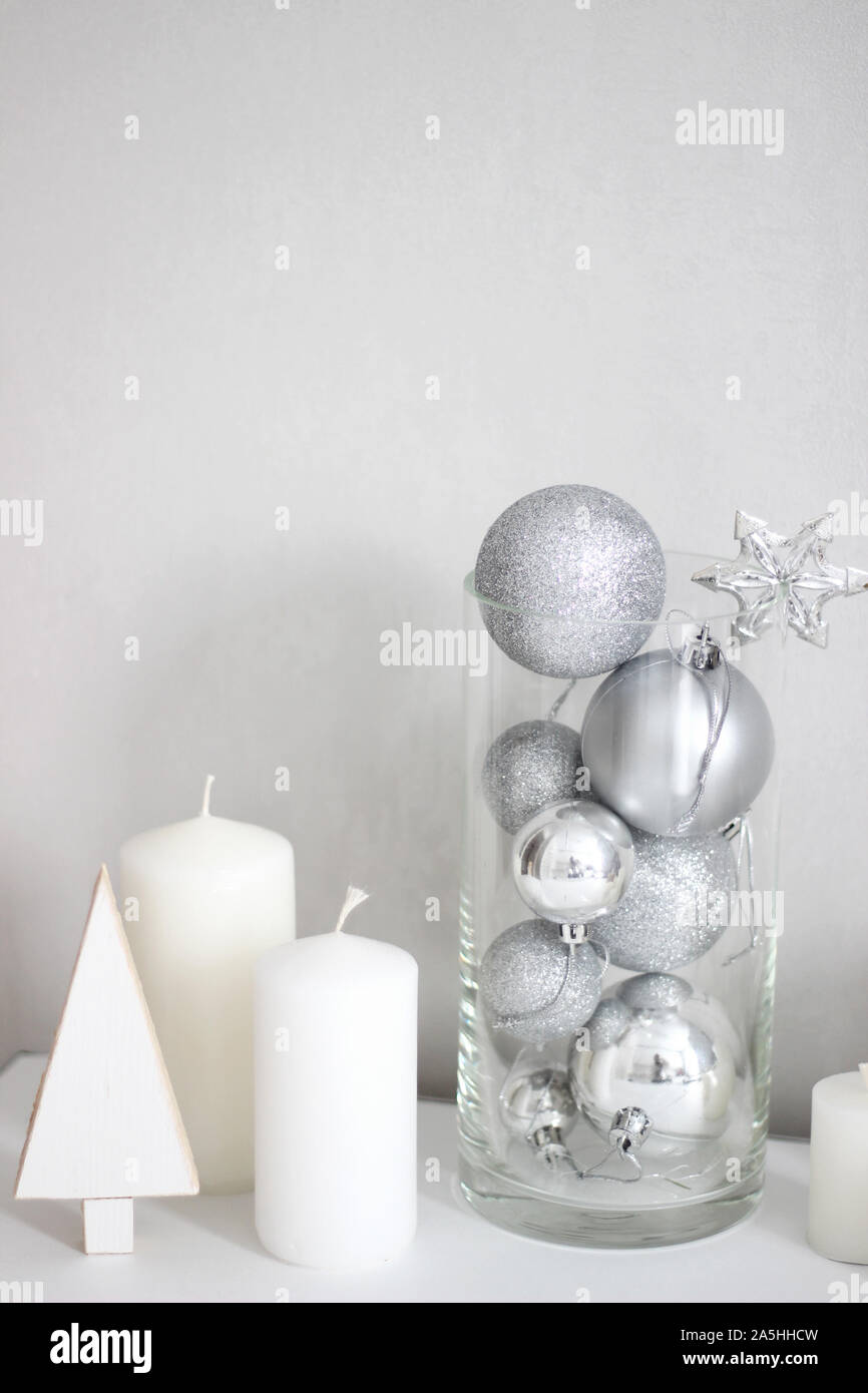 Urlaub festlich Silber Schmuck, weißen Kerzen. Minimale Weihnachtsschmuck. Home Dekor für den Winter. Stockfoto