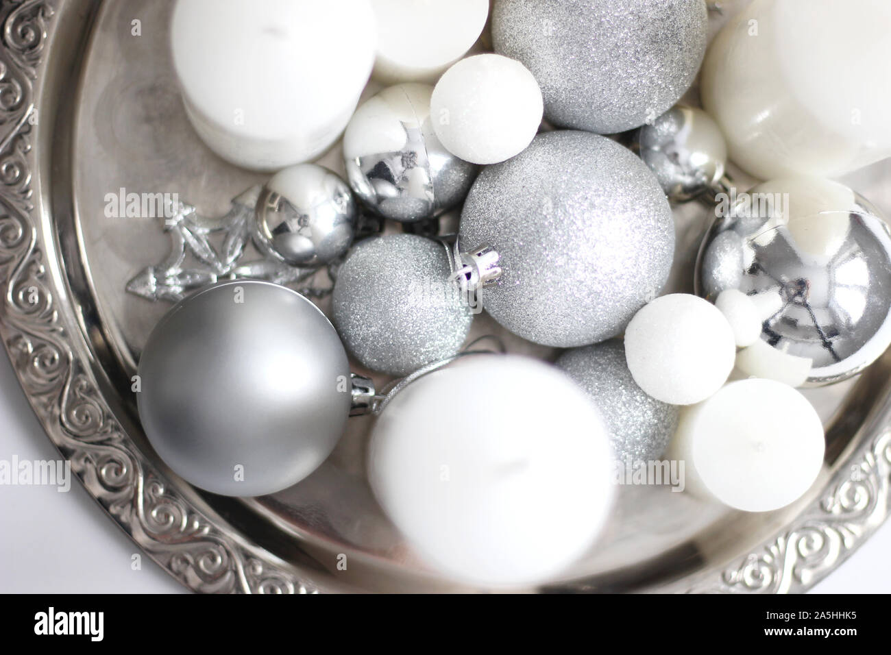 Weihnachten in Silber und Weiß glitzernden Schmuck und Kerzen. Weihnachten Hintergrund. Urlaub festliche Dekorationen. Home Decor. Stockfoto Weihnachten in Silber und Weiß glitzernden Schmuck und Kerzen. Weihnachten Hintergrund. Urlaub festliche Dekorationen. Home Decor. Stockfoto