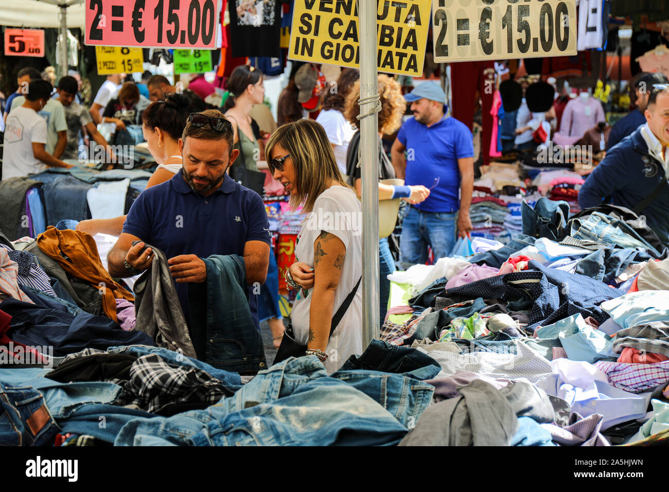 Mercato di Porta Portese - eine Straße Langer Markt voll auf billige Kleidung, gebrauchte Güter und Schmuckstücke in Rom, Italien Stockfoto