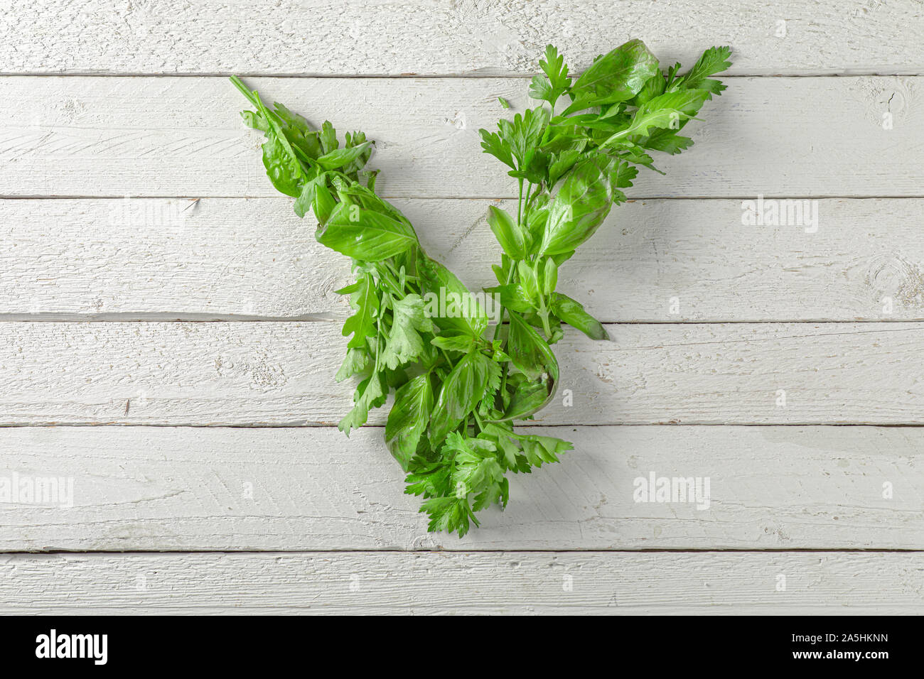 Verschiedene Gemüse Erstellen eines V-Form auf weißem Holz- Oberfläche Stockfoto