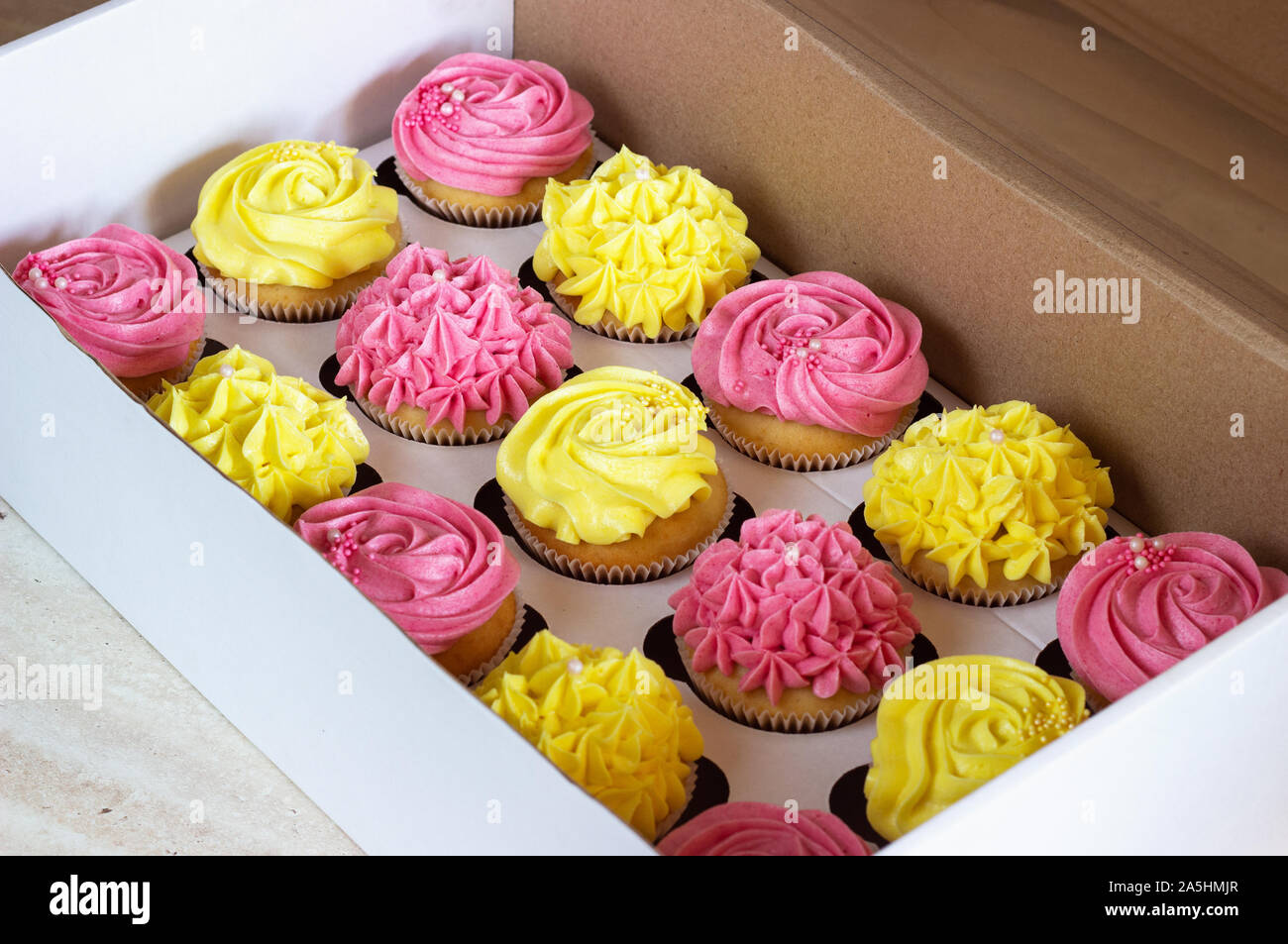 Leckere cupcakes im Karton. Stockfoto