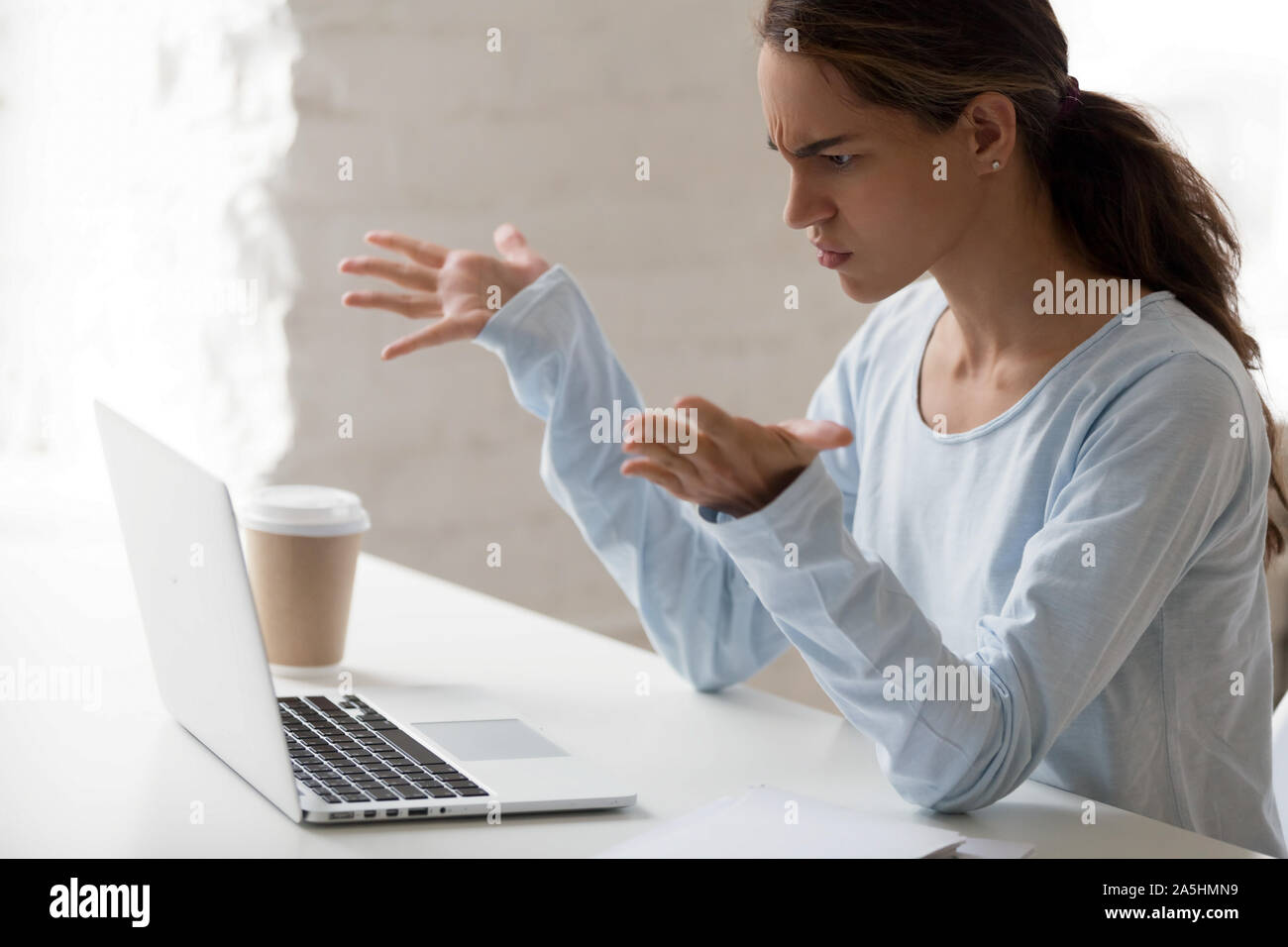 Mischlinge weiblichen Angestellten irritiert von schlechten Computer Arbeit betont. Stockfoto