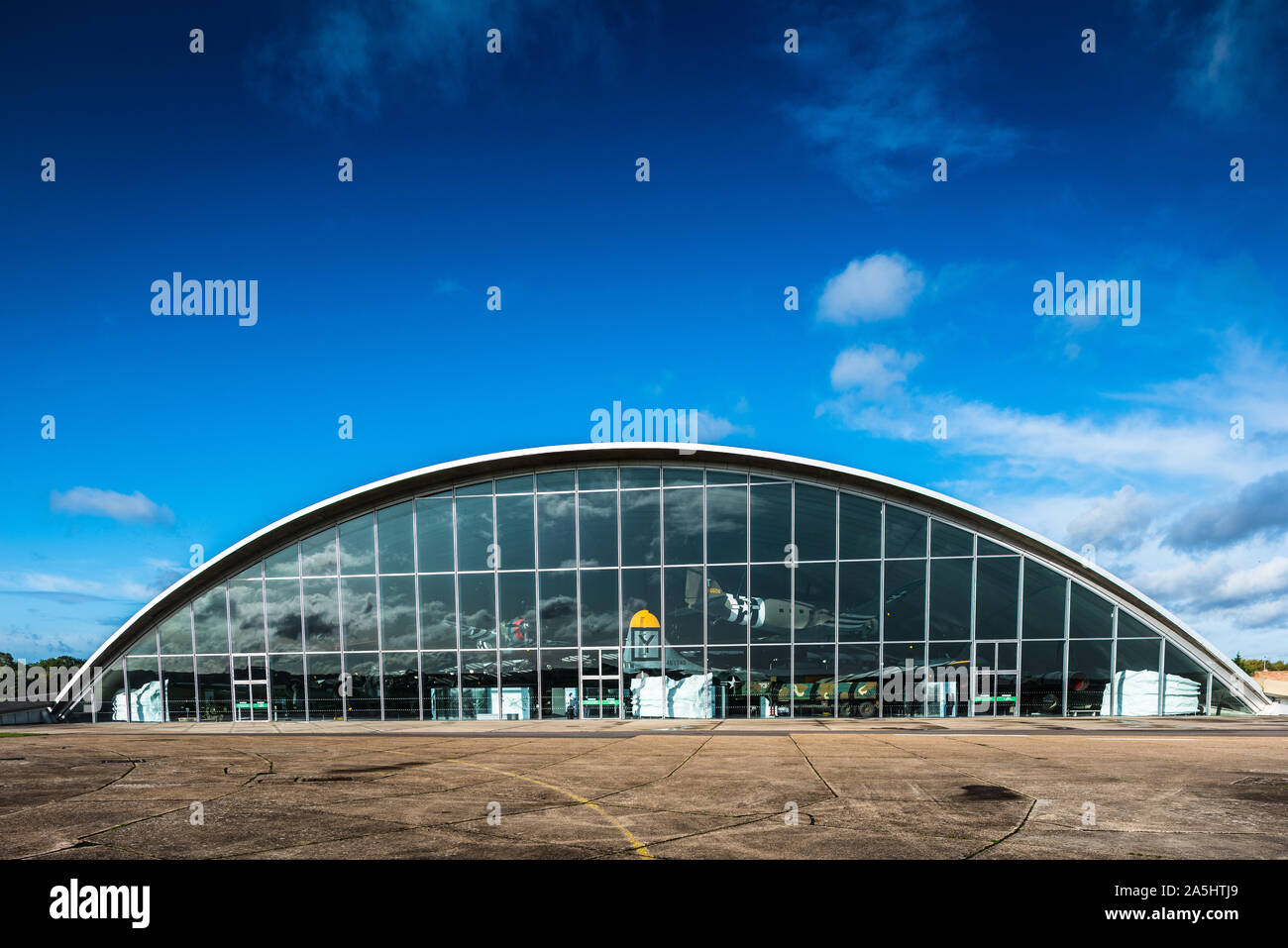 American Air Museum im Imperial War Museum Duxford. Eröffnet 1997 der American Air Museum wurde von Sir Norman Foster und Chris klug von Arup konzipiert. Stockfoto