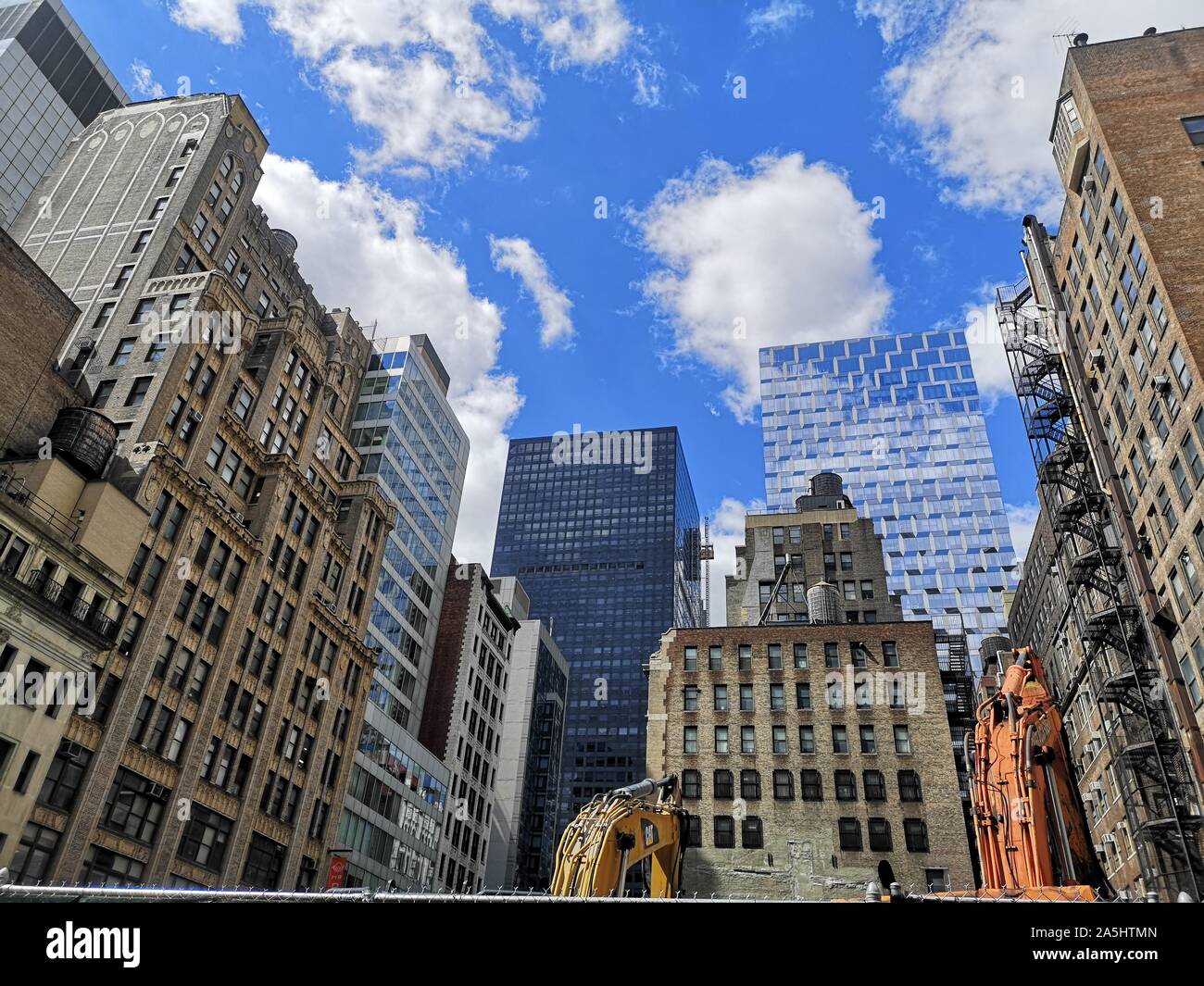 New York, USA. 13 Sep, 2019. Alte und neue Gebäude können in der New Yorker Manhattan gesehen werden. Quelle: Alexandra Schuler/dpa/Alamy leben Nachrichten Stockfoto