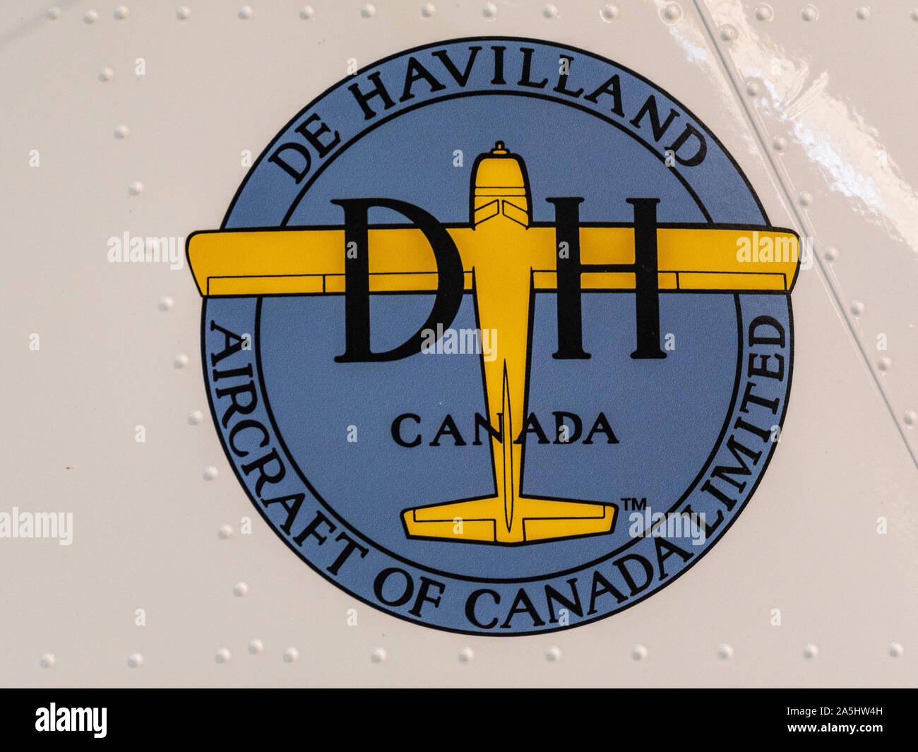De Havilland Canada logo-Zeichen für Flugzeuge von De Havilland Canada Limited über einen Oldtimer Stockfoto