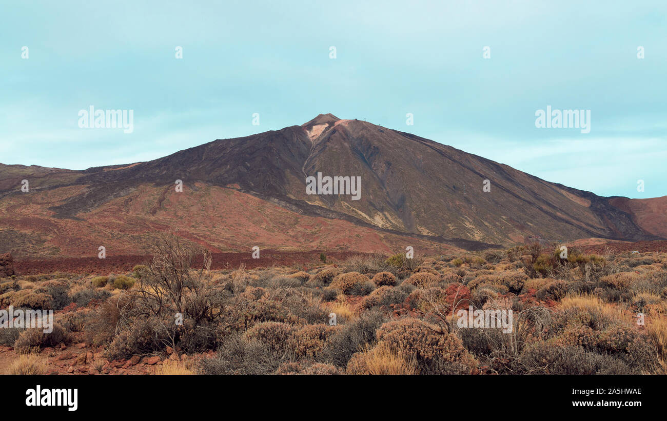 Blick auf den Vulkan El Teide in Teneriffa, Kanarische Inseln, Spanien. Seine muss von jeder Besucher der Insel Teneriffa. Überirdisch schönen Landschaft Hintergrund Stockfoto