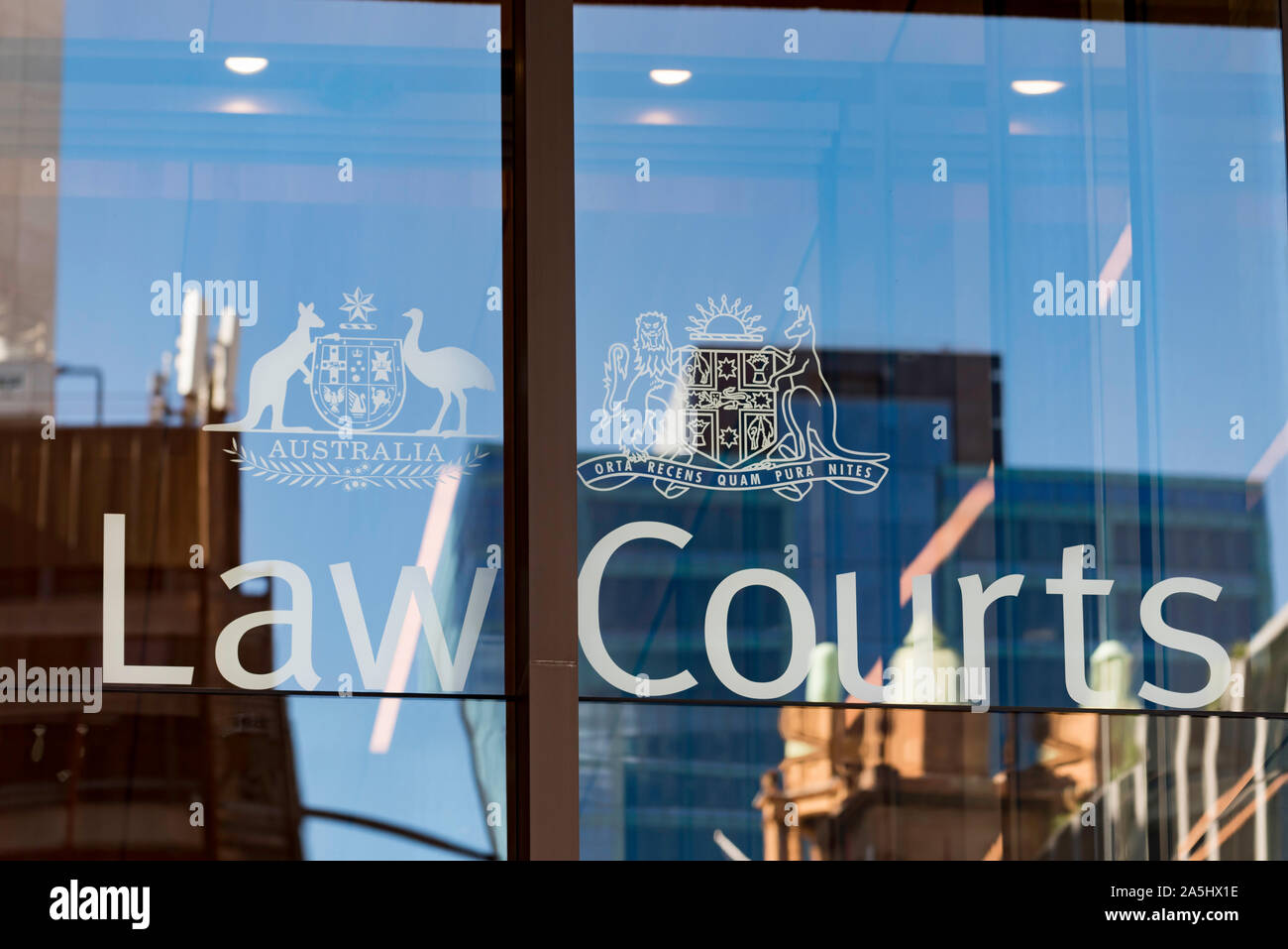 Die Fenster vorne und Logo der Oberste Gerichtshof von New South Wales in Sydney, Australien, einschließlich der nationalen Wappen Stockfoto