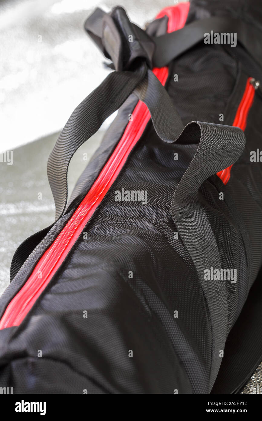 Schwarz Foto Stativ bei spektakulären roten Reißverschluss. selektive Fokus mit geringer Tiefenschärfe. Stockfoto