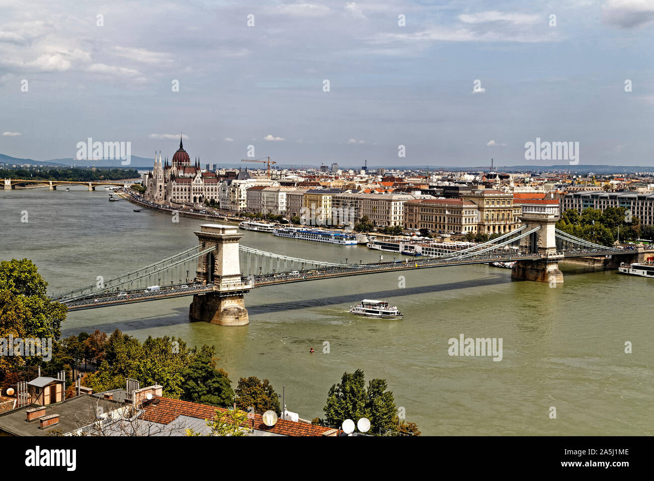 Budapest, Ungarn. 16 August, 2019. Der Széchenyi Kettenbrücke verbindet Buda und Pest über der Donau in Budapest, Ungarn. Stockfoto