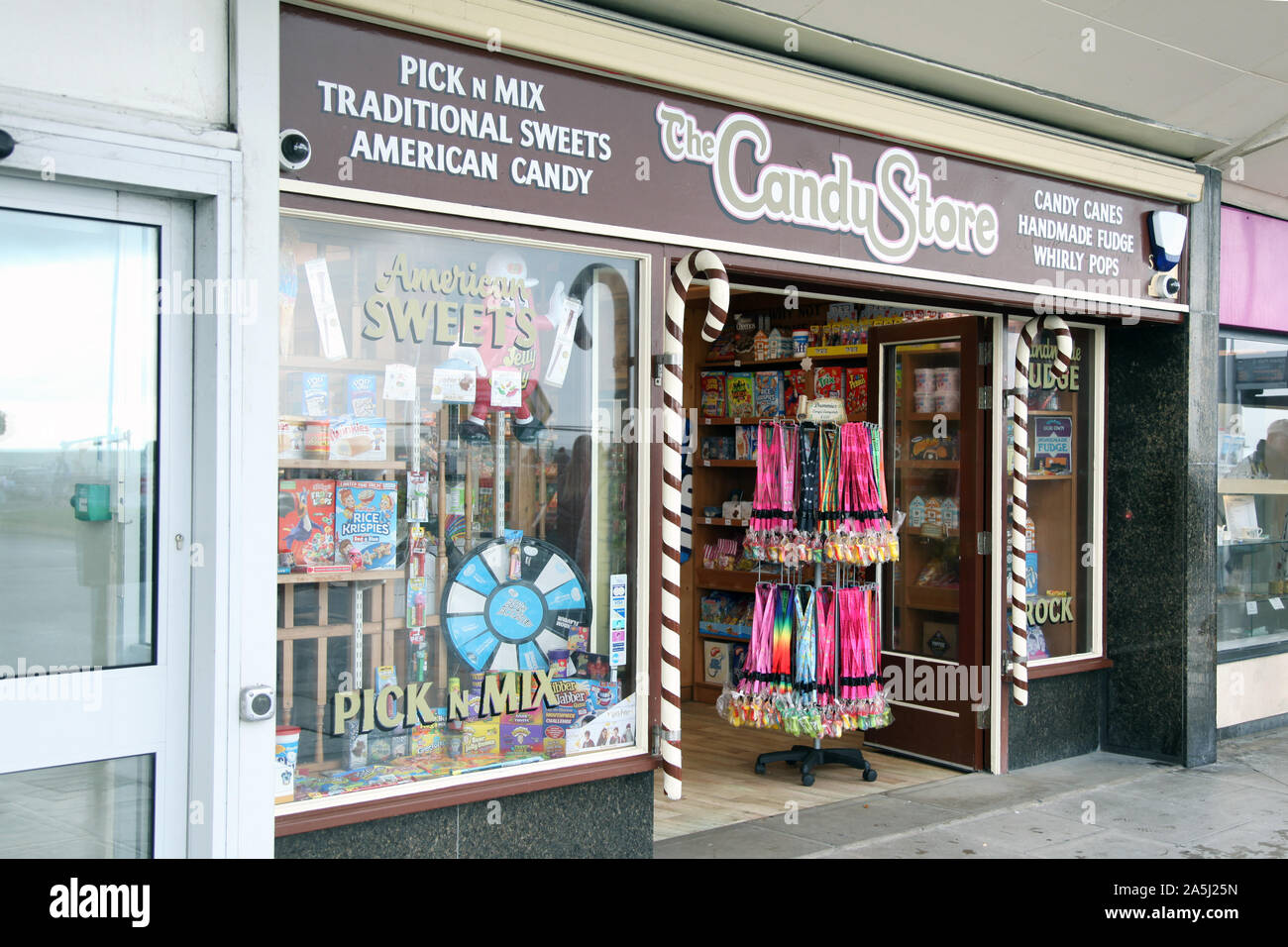 Die Candy Store entlang der Strandpromenade von Hastings, 2019 tagsüber, Hastings, East Sussex Stockfoto