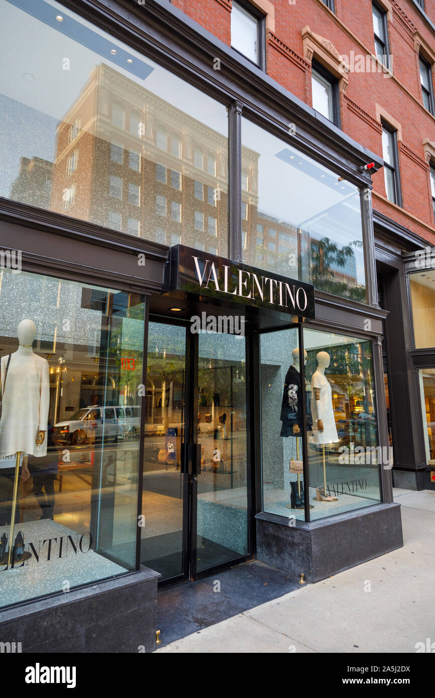 Valentino shop Front in Newbury Street und Berkeley Street, Back Bay, Boston, Massachusetts, USA Stockfoto