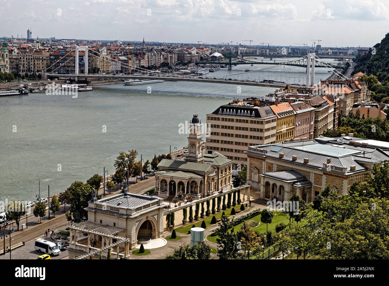 Budapest, Ungarn. 16 August, 2019. Der Elisabeth Brücke zwischen Buda und Pest über der Donau in Budapest, Ungarn. Stockfoto