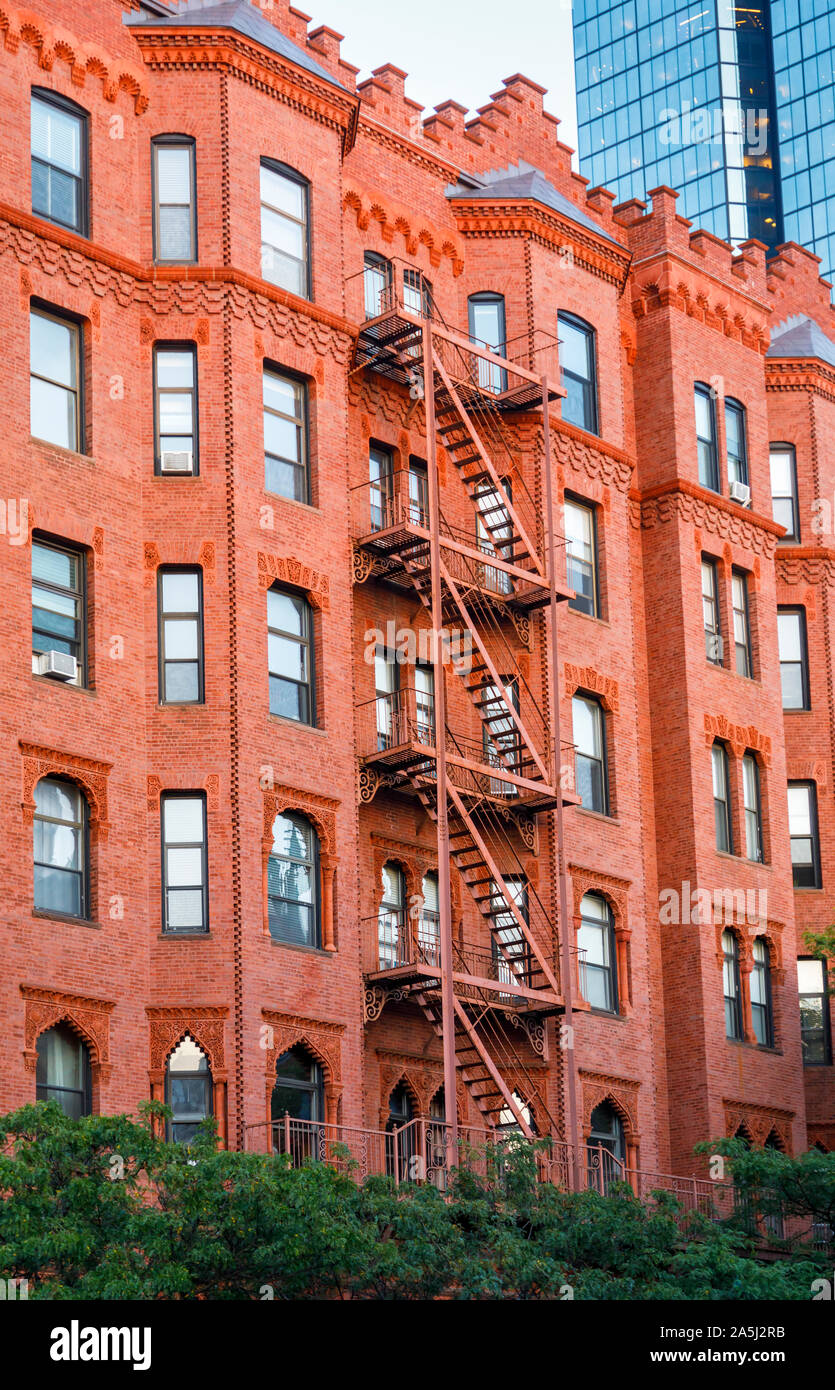 Typische externe Metall Notausgang Leitern auf ein rotes Backsteingebäude in der Back Bay von Boston, Massachusetts, New England, USA Stockfoto