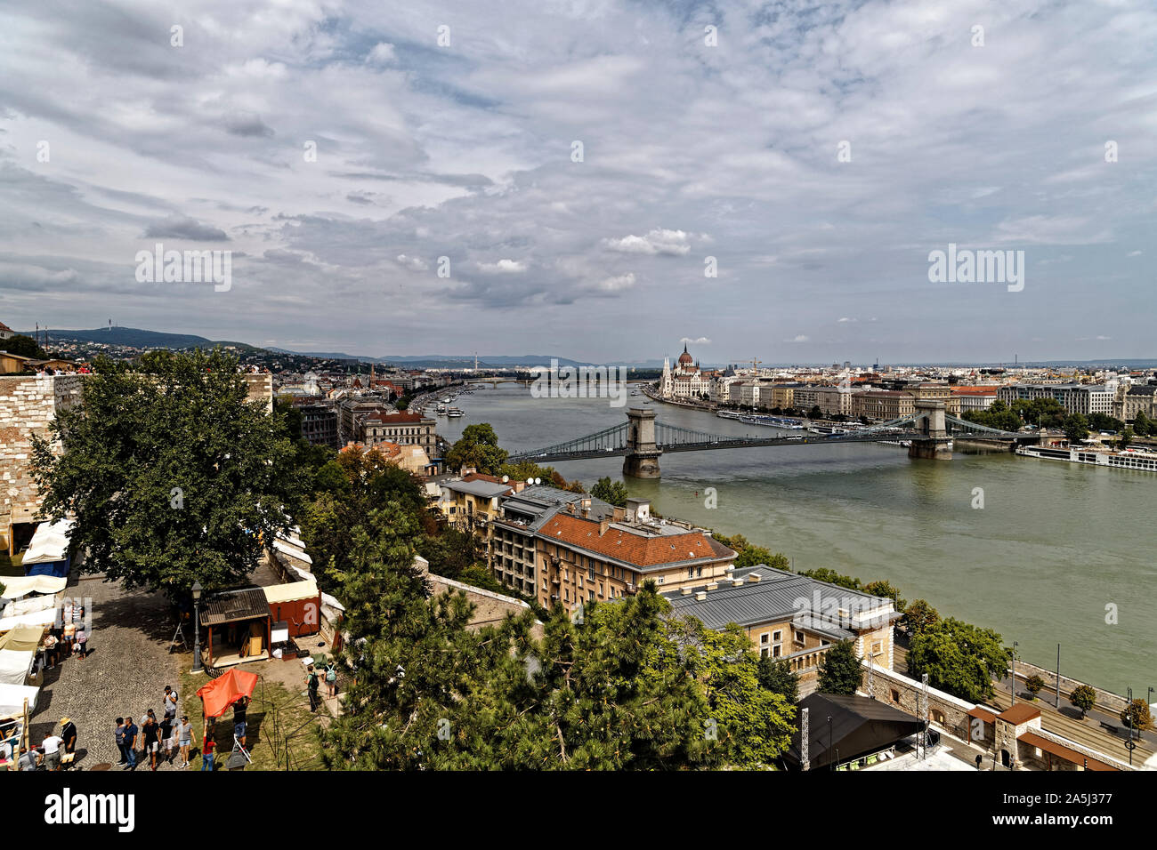 Budapest, Ungarn. 16 August, 2019. Der Széchenyi Kettenbrücke verbindet Buda und Pest über der Donau in Budapest, Ungarn. Stockfoto