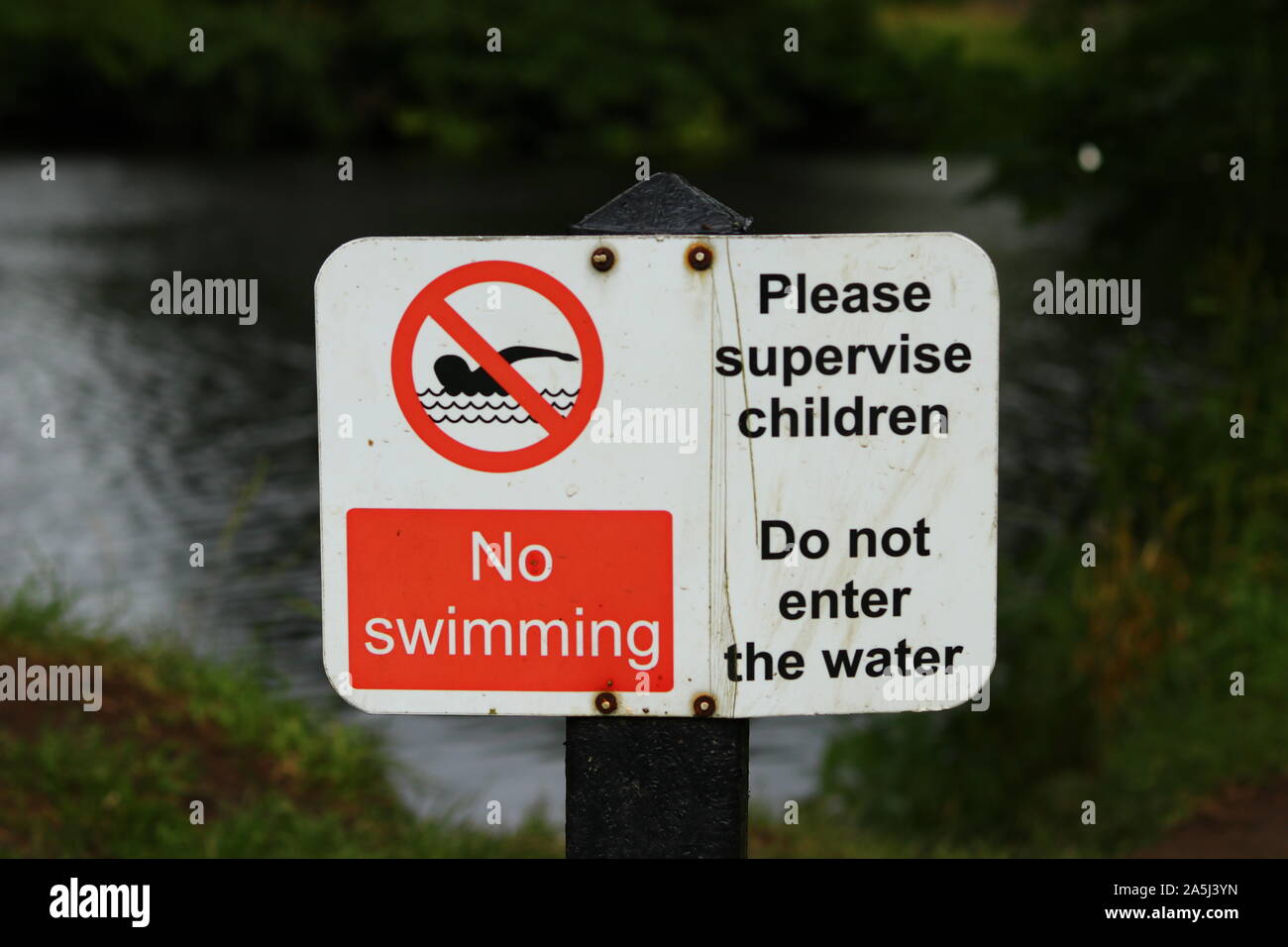 Kein Schwimmen Zeichen neben einem Fluss Stockfoto