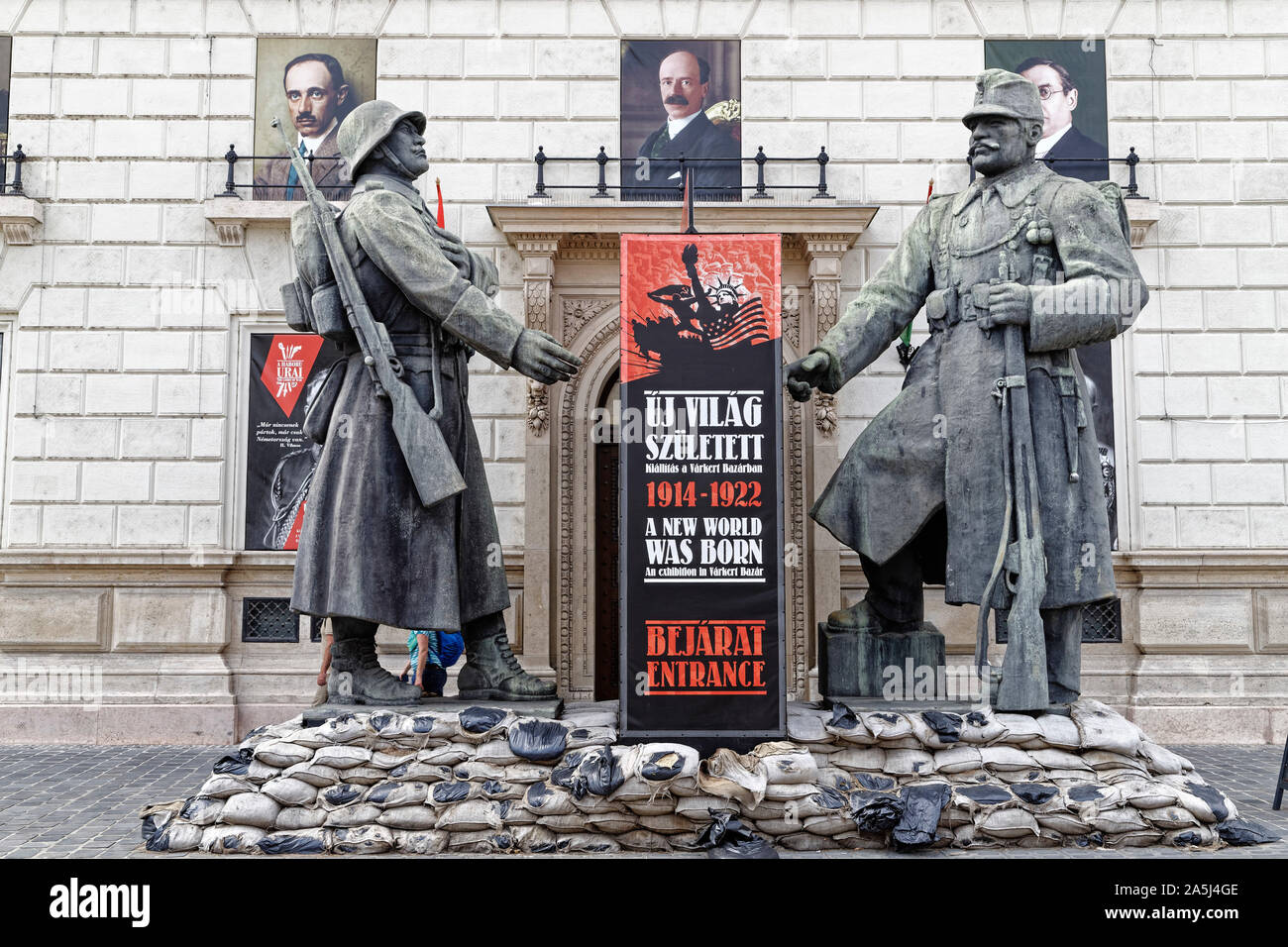 Budapest, Ungarn. 16 August, 2019. Skulptur von Soldaten des Ersten Weltkrieges gewidmet, Miklos Ybl Square in Budapest, Ungarn. Stockfoto