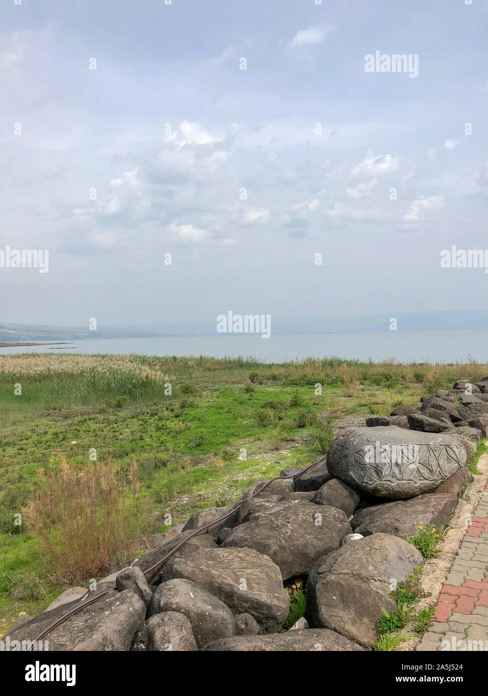 Blick auf das Meer von Galiläa aus der lokalen Fähre, See von Galiläa in Israel, wo Jesus das Himmelreich Stockfoto