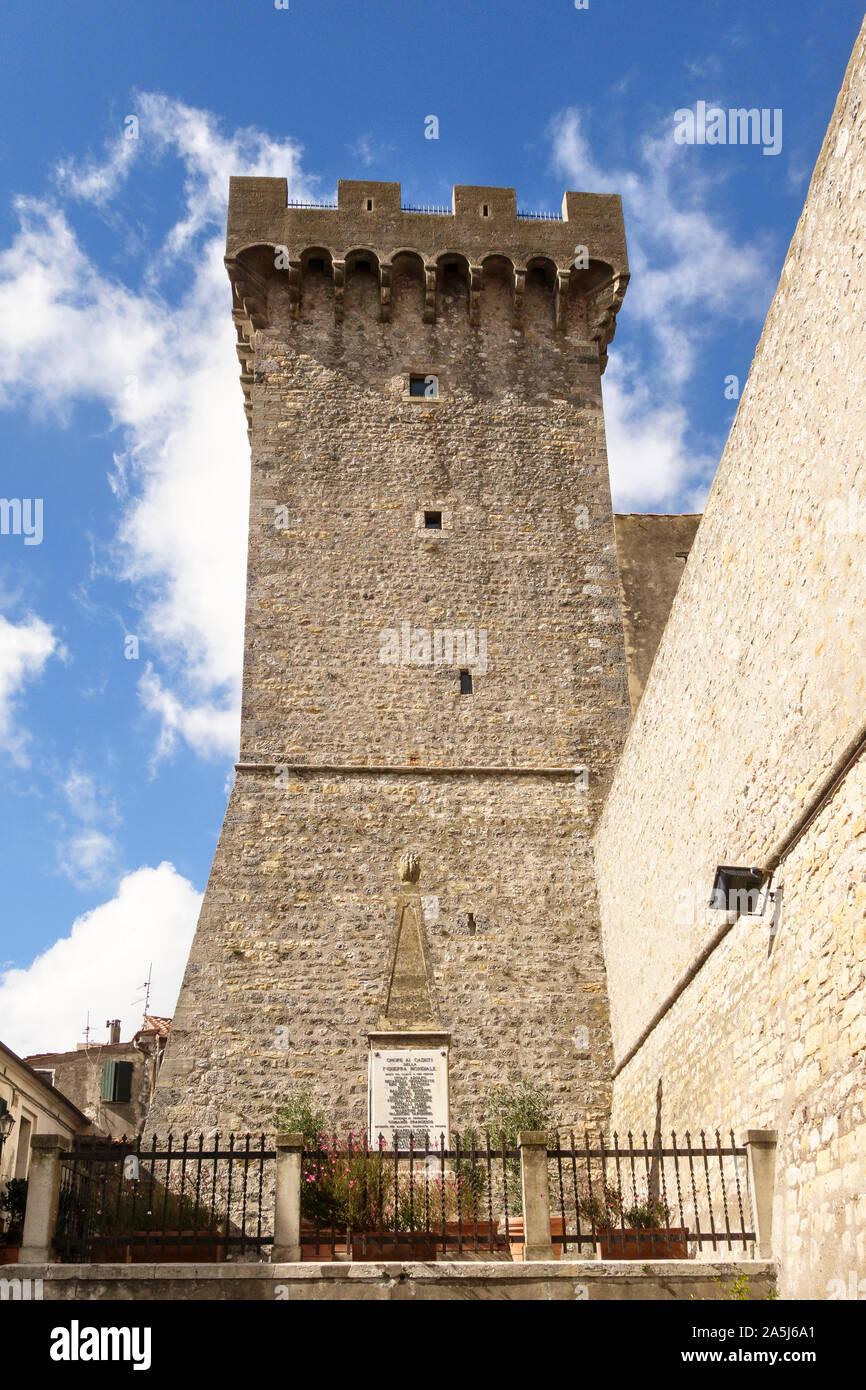 Capalbio, der südlichen Toskana, Italien. Die 15 c Rocca Aldobrandesca Turm dominiert diese kleine mittelalterliche Bergdorf Stockfoto