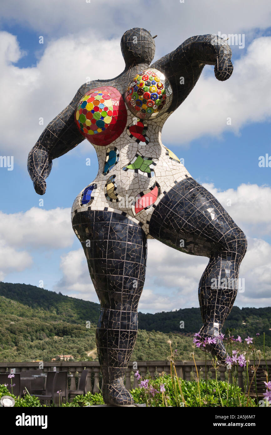Frauenfigur Von Niki De Saint Phalle Rätsel Niki de saint phalle -Fotos und -Bildmaterial in hoher Auflösung – Alamy