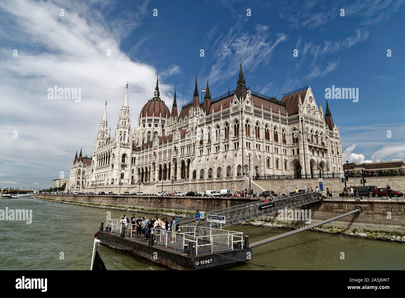 Budapest, Ungarn. 16 August, 2019. Das ungarische Parlament Gebäude (orszaghaz) am östlichen Ufer der Donau in Budapest, Ungarn, liegt. Stockfoto
