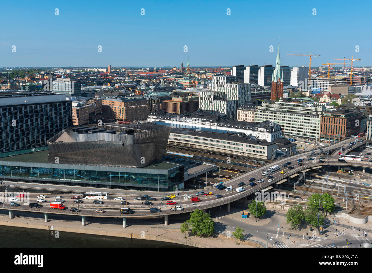 Das Stadtzentrum von Stockholm, Blick auf den Verkehr, der durch die moderne Tegelbacken Bereich in der norrmalm Stadtteil von Stockholm, Schweden. Stockfoto