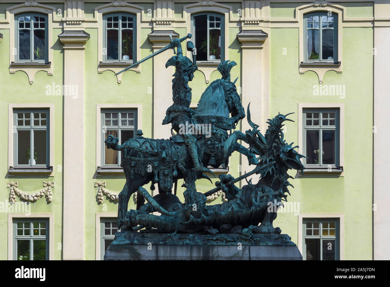 Stockholm Architektur, Statue von St. George slaying ein Drache gegen eine farbenfrohe barocke Gebäude in Köpmantorget in der Altstadt von Stockholm. Stockfoto