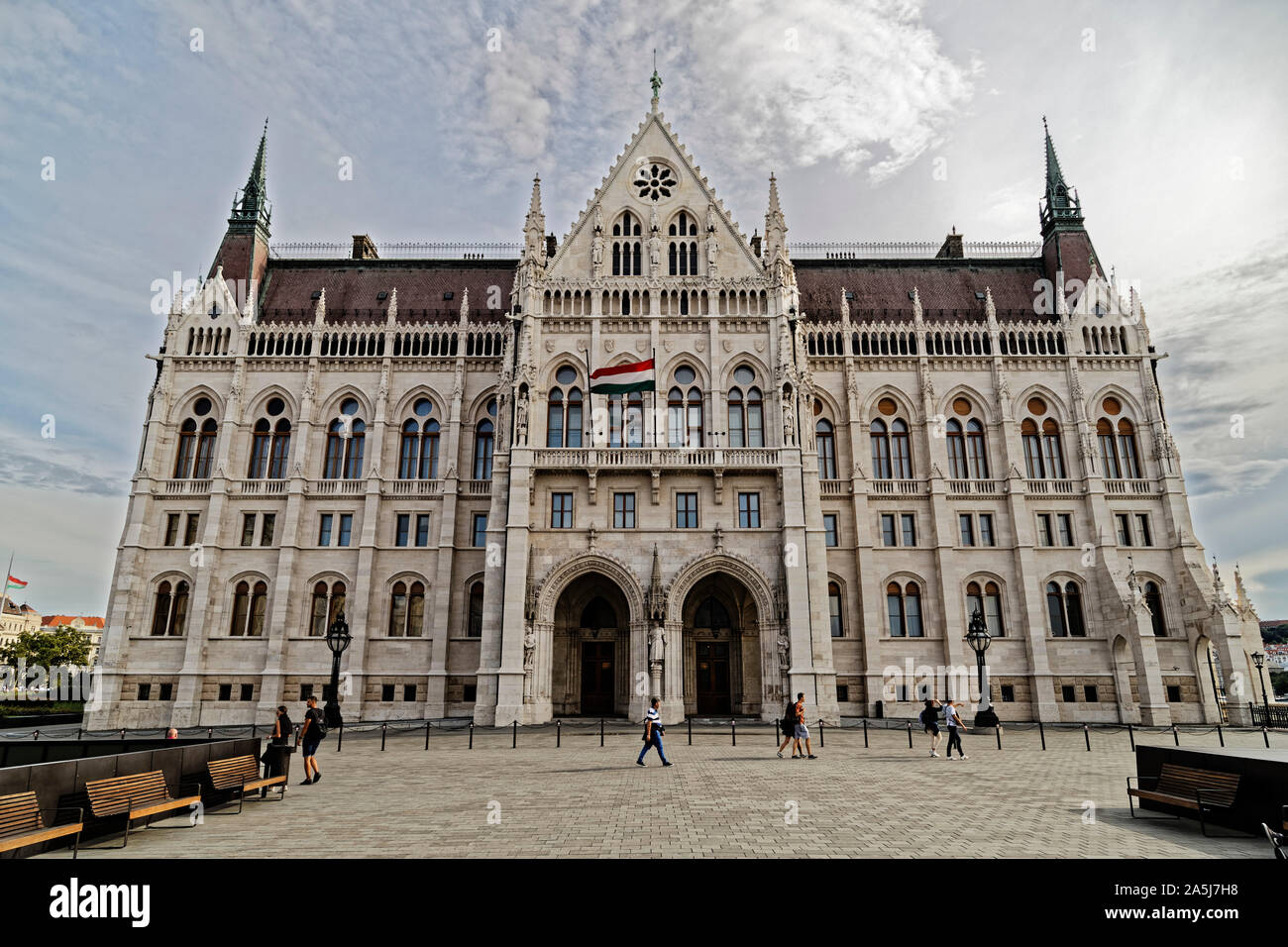 Budapest, Ungarn. 16 August, 2019. Das ungarische Parlament Gebäude (orszaghaz) am östlichen Ufer der Donau in Budapest, Ungarn, liegt. Stockfoto