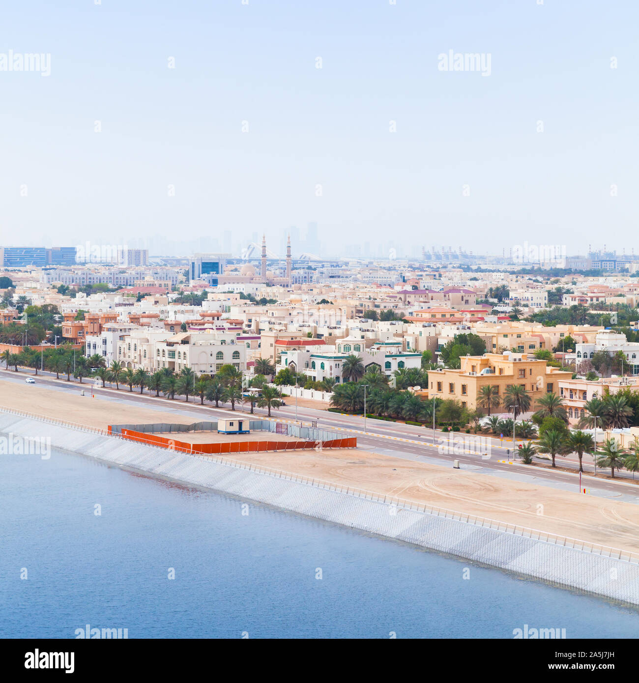 Abu Dhabi, aus der Vogelperspektive. Küsten Stadtbild mit traditionellen Wohn häuser, Quadrat Foto Stockfoto