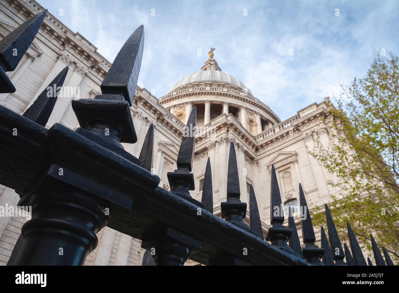 Schwarz Gusseisen Zaun und Kuppel der St. Paul Kathedrale, London, Vereinigtes Königreich Stockfoto