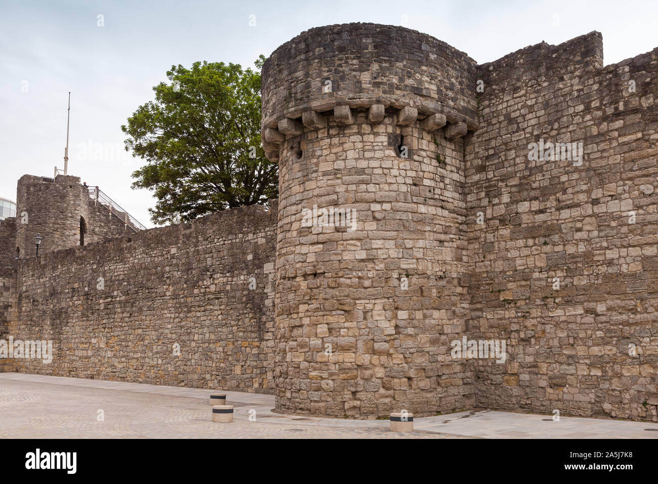 Alte steinerne Türme von Southampton Stadtmauer, es ist eine Sequenz von Verteidigungsanlagen rund um die Stadt im Süden Englands gebaut Stockfoto
