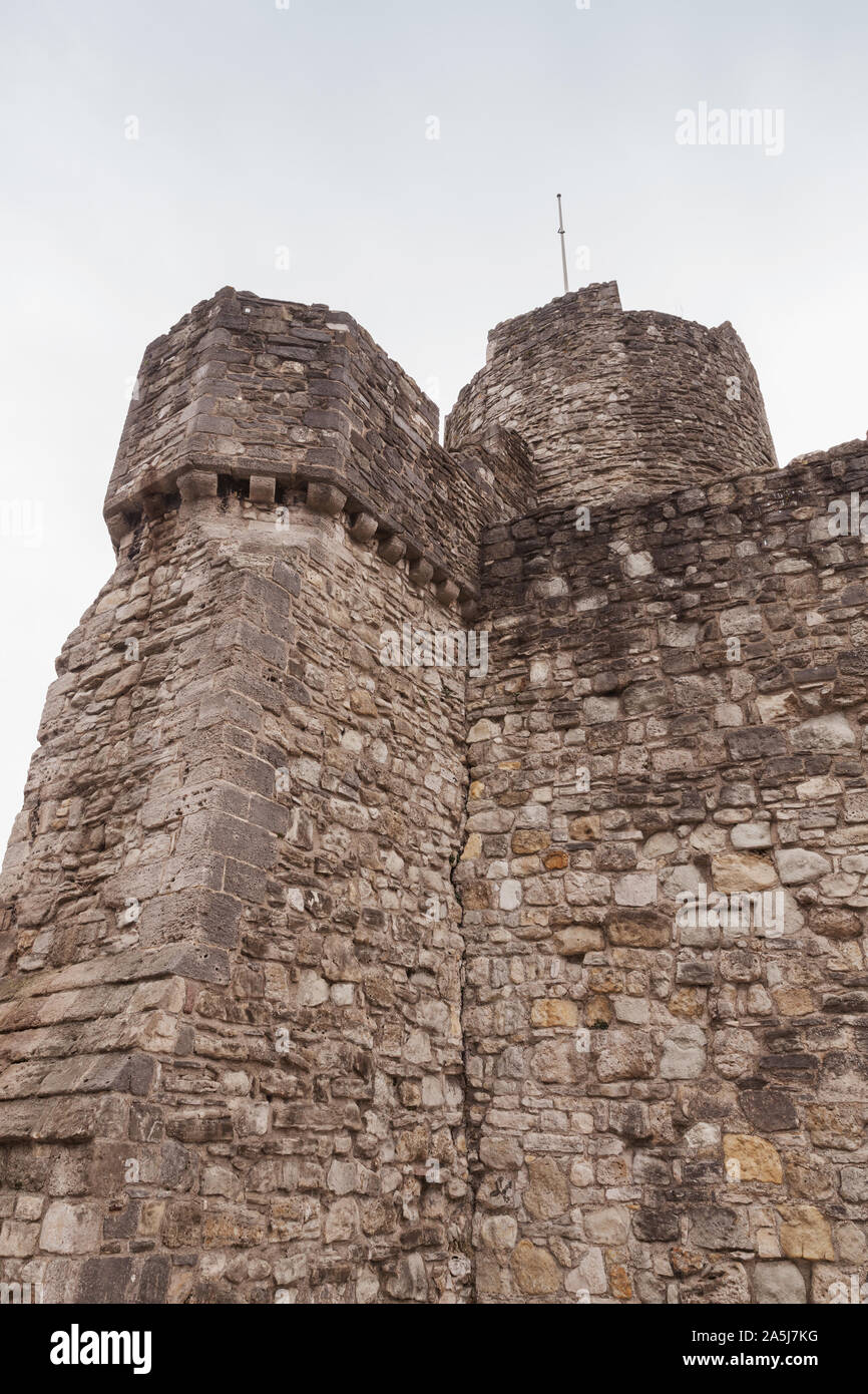 Southampton Stadtmauer, vertikale Fragment. Es ist eine Abfolge von Verteidigungsanlagen rund um die Stadt im Süden Englands gebaut. Zerstörten steinernen Turm Stockfoto
