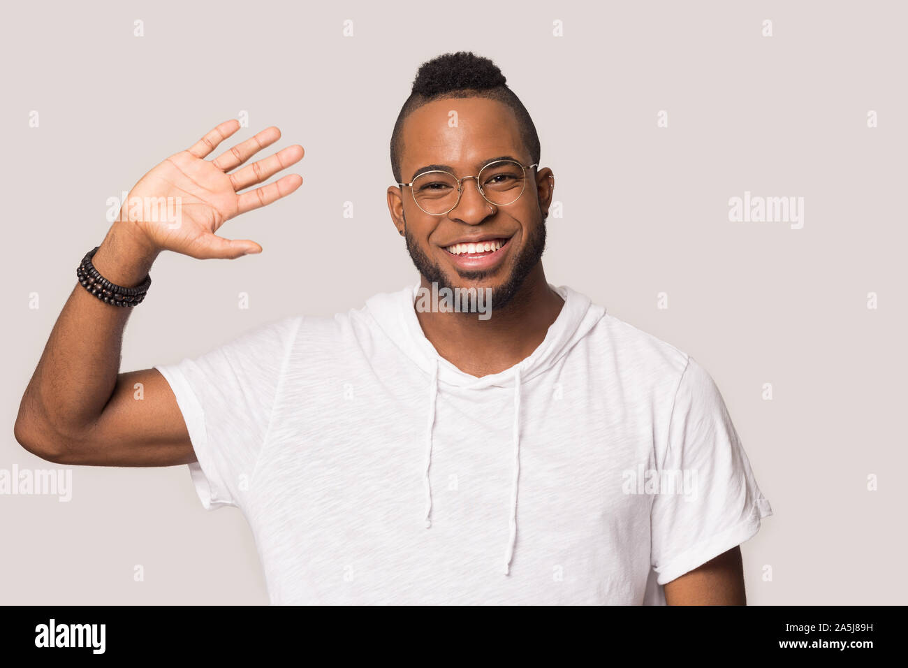 Lächelnd African American Man winkt in die Kamera Gruß Stockfoto