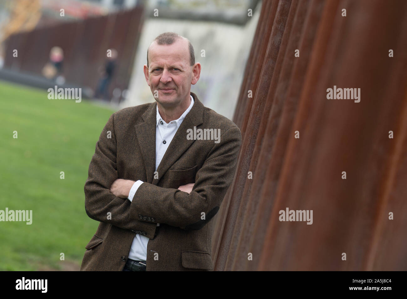 Berlin, Deutschland. Okt, 2019 21. Axel Klausmeier, Direktor der Stiftung Berliner Mauer, steht im Stahl Stelen des Denkmals. Am 09. November 2019, dem Fall der Mauer vor 30 Jahren gefeiert mit zahlreichen Veranstaltungen. Quelle: Jörg Carstensen/dpa/Alamy leben Nachrichten Stockfoto