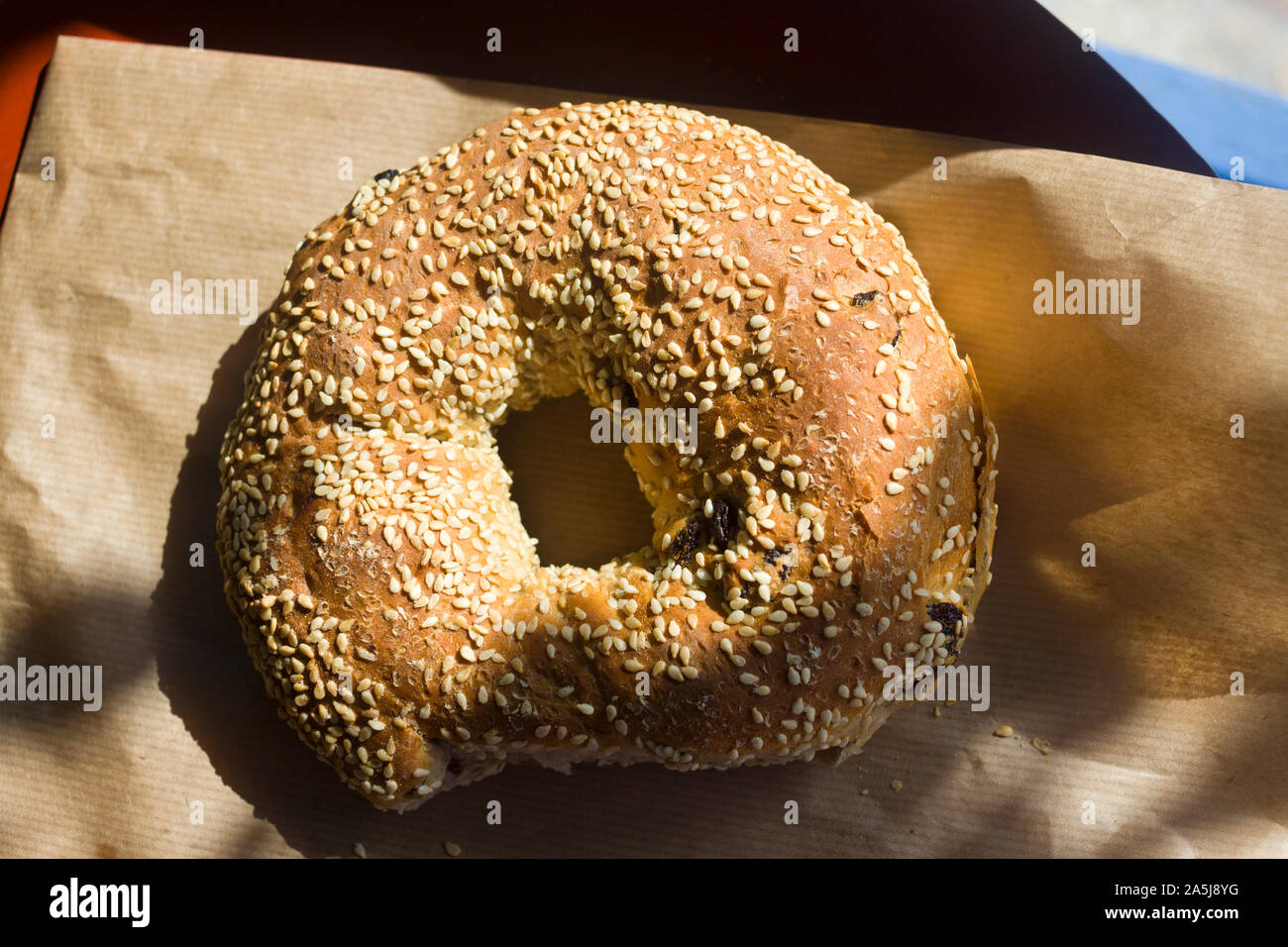 Koulouri, griechisch Brot Ring mit gerösteten Sesamsamen, beliebten Straße Essen in Griechenland abgedeckt Stockfoto