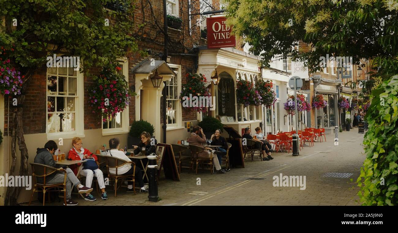 'The Old Vine' Public House, gegenüber der Winchester Cathedral, Hampshire, Großbritannien Stockfoto