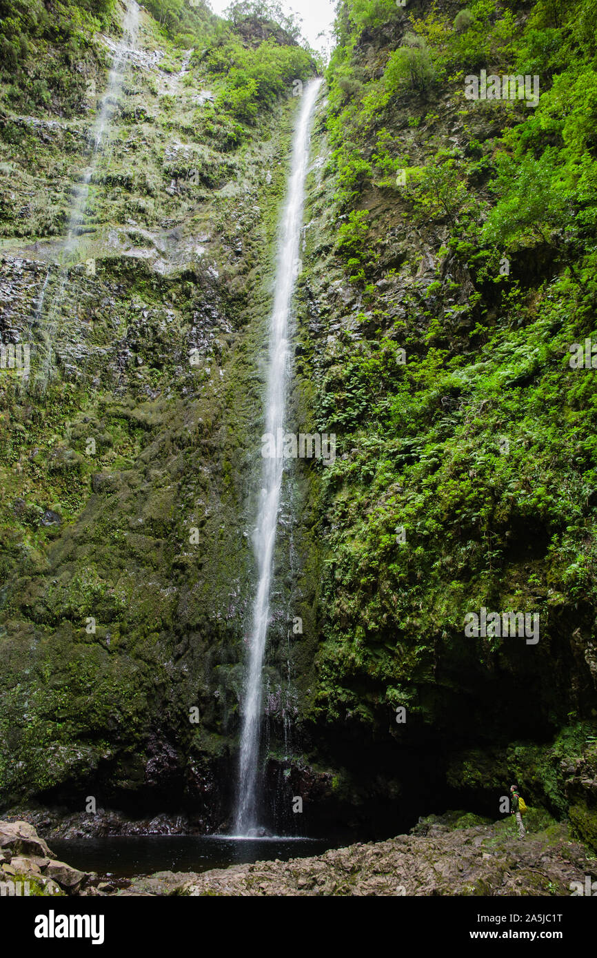 Touristische männlich zu 'Caldeirao Verde" Wasserfall auf Fußweg von 'Caldeira Verde", Santana, Insel Madeira, Portugal Stockfoto