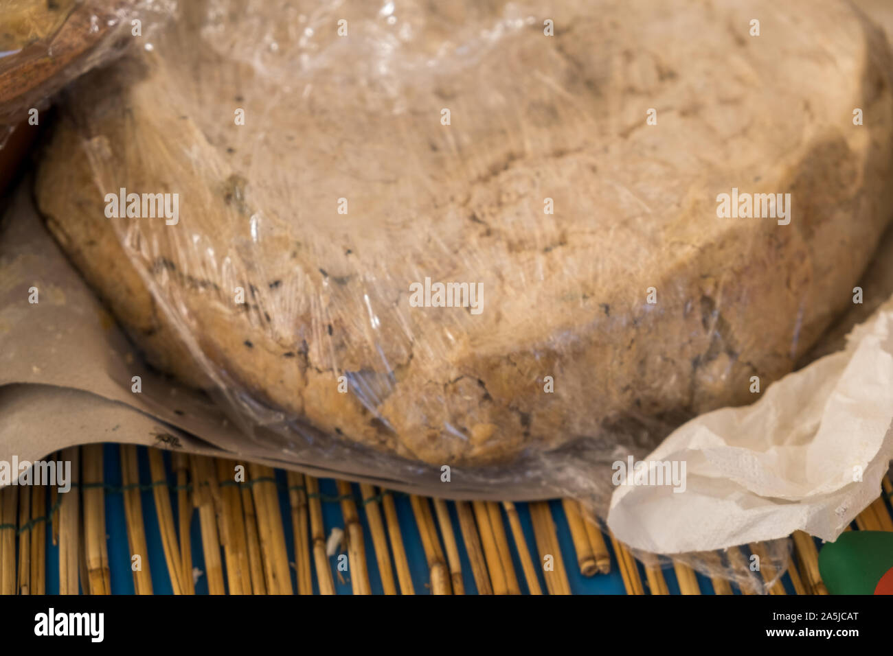 Traditionelle Käse mit Würmern in Sardenga gemacht. Verboten und illegal Käse mit Fliegen und Würmer im Inneren. Stockfoto