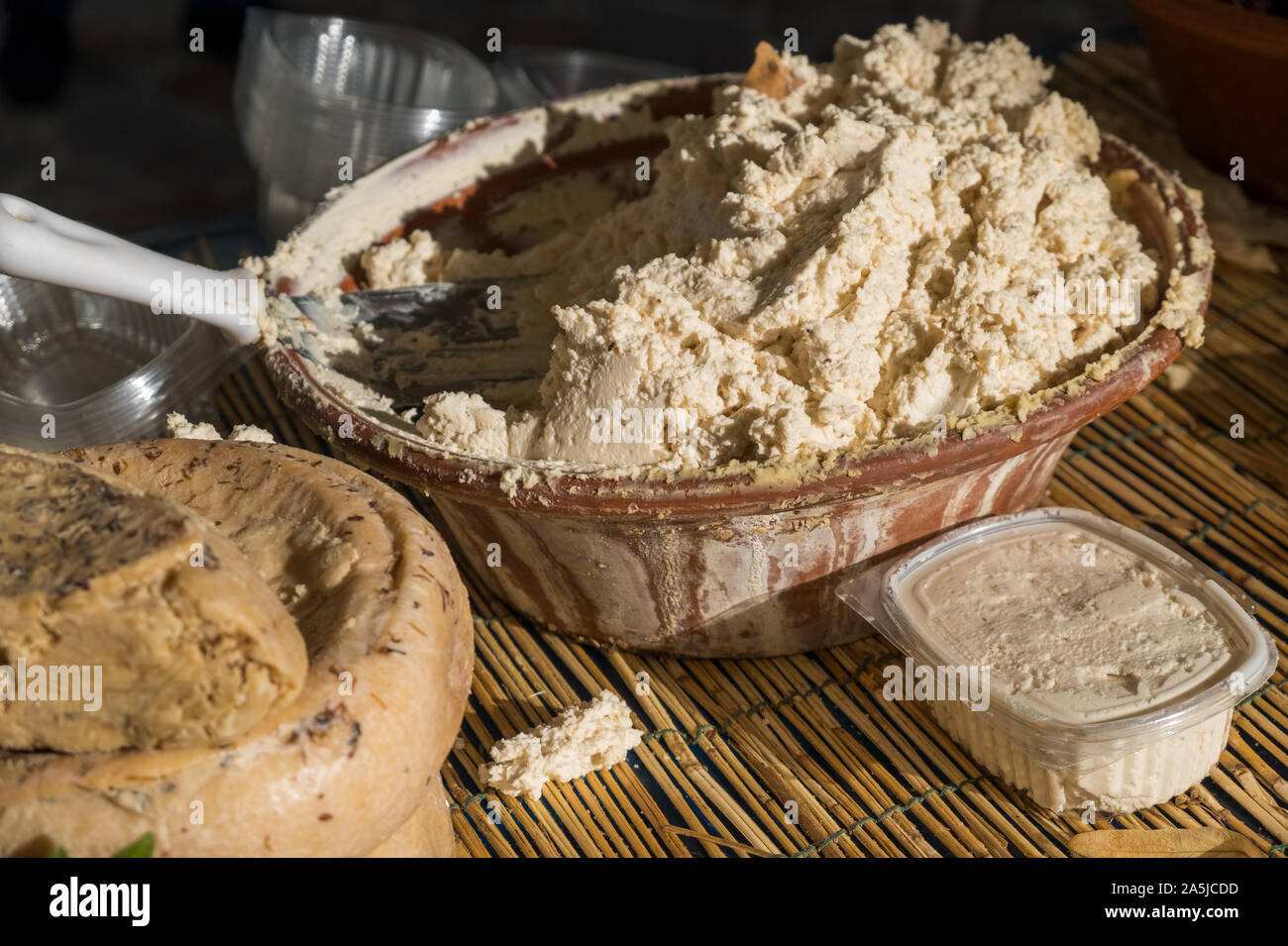 Traditionelle Käse mit Würmern in Sardenga gemacht. Verboten und illegal Käse mit Fliegen und Würmer im Inneren. Stockfoto