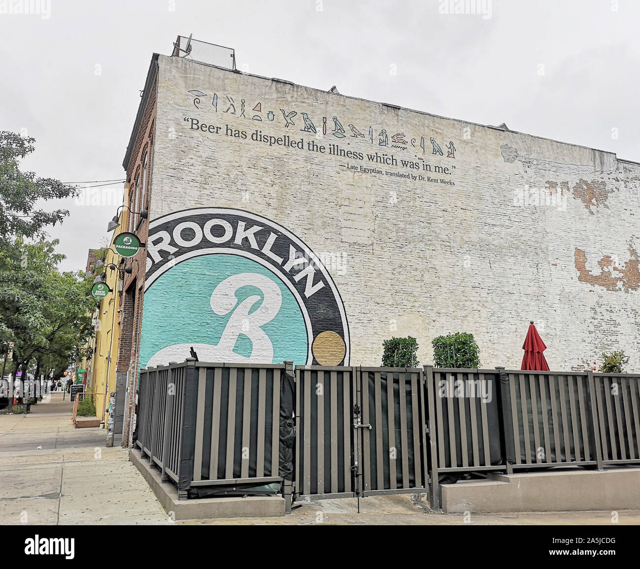 New York, USA. 12 Sep, 2019. Das Logo von Brooklyn Brauerei ist an der Fassade der Brauerei gemalt. Die Brauerei in Brooklyn Bezirk des gleichen Namens wurde 1988 gegründet. Die Brooklyn Brauerei Logo wurde von Graphic Designer Milton Glaser erstellt, die auch für die "I love NY"-Logo. Quelle: Alexandra Schuler/dpa/Alamy leben Nachrichten Stockfoto
