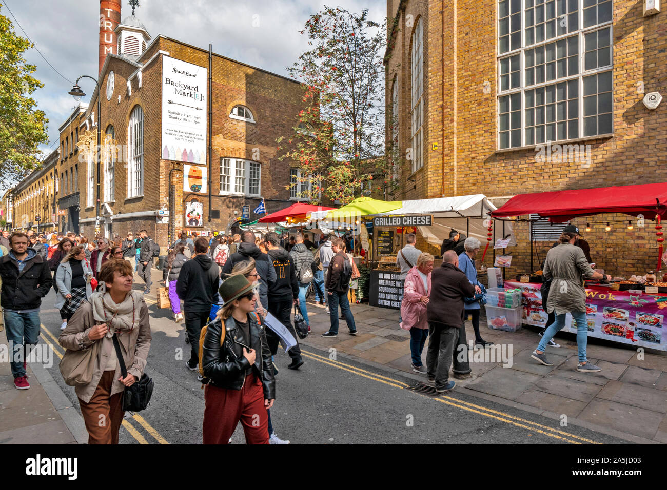 LONDON BRICK LANE MASSEN SHOPPING UND STRASSE ODER FAST FOOD FÜR VERKAUF Stockfoto