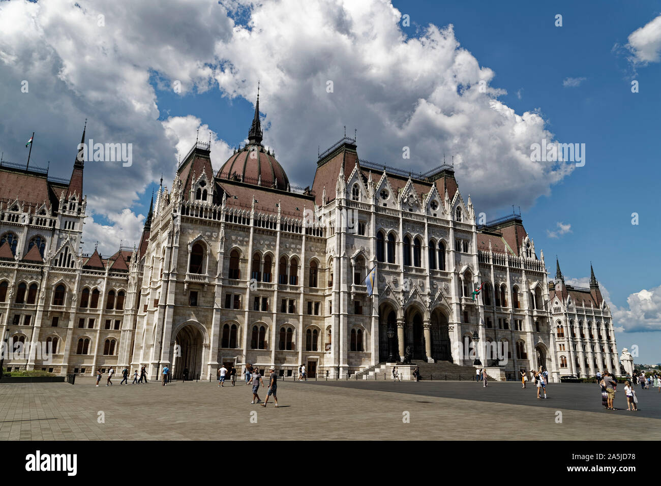 Budapest, Ungarn. 15 August, 2019. Das ungarische Parlament Gebäude (orszaghaz) am östlichen Ufer der Donau in Budapest, Ungarn, liegt. Stockfoto