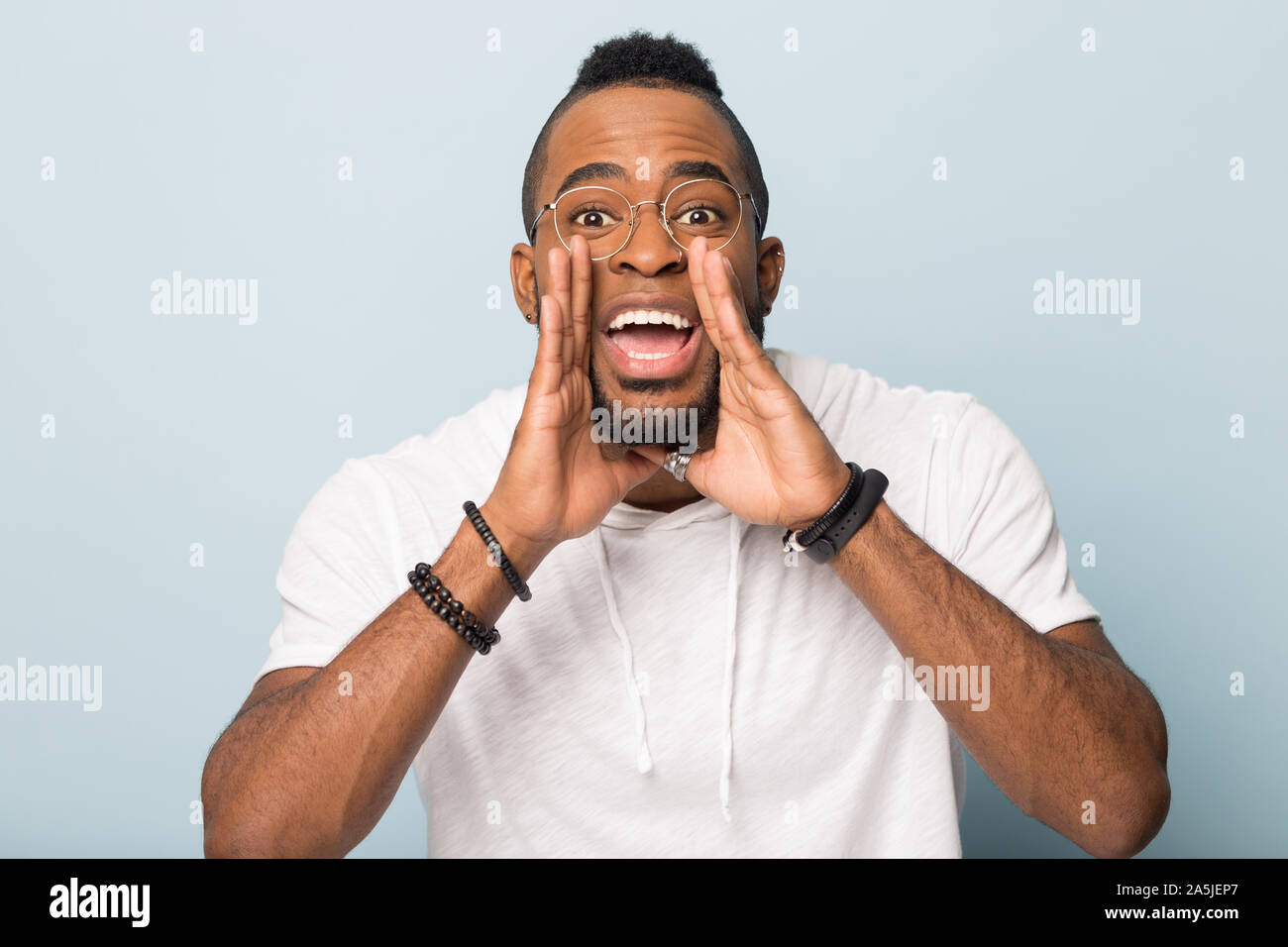 African American man schreien, der grosse Ankündigung Stockfoto